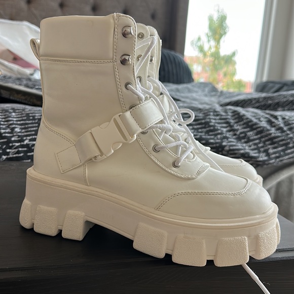 BRAND NEW FOREVER 21 WHITE COMBAT STYLISH BOOTS! - Picture 9 of 16